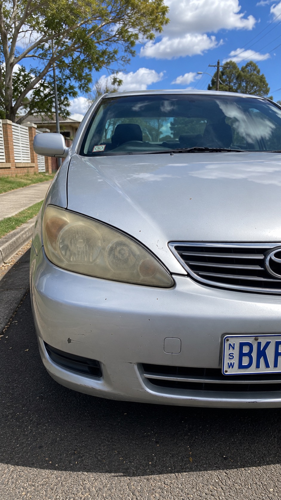 Cloudy oxidised headlight before restoration